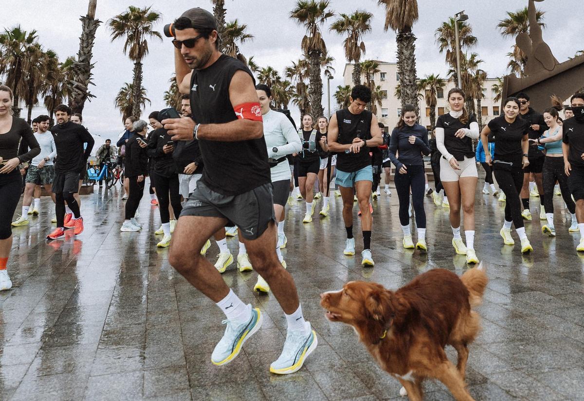 Participantes en una salida de Midnight Runners Barcelona Running Club, en ruta por la ciudad.