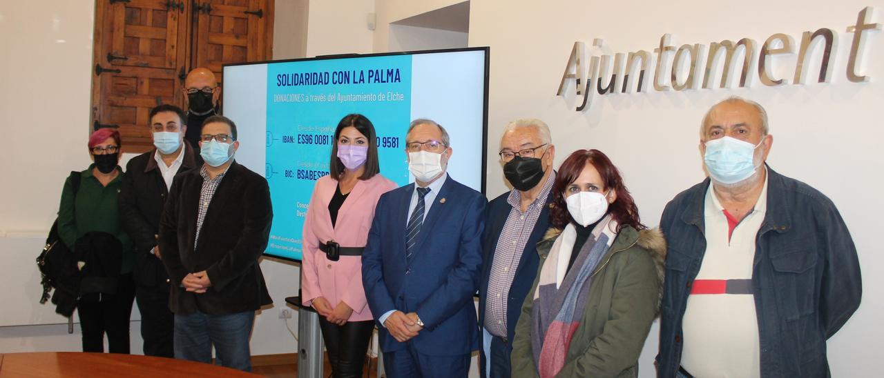 Representantes de los entes festeros de Elche y la edil de Fiestas