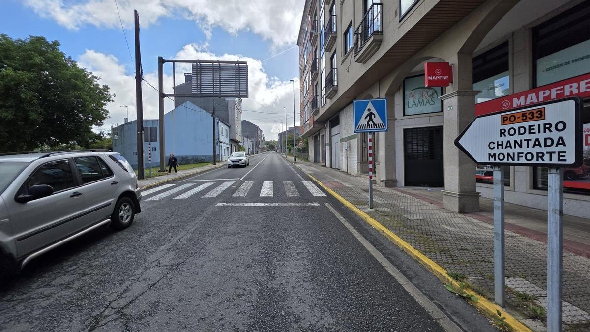 Tramo inicial de la PO-533, desde el cruce con las calles B y Melide.