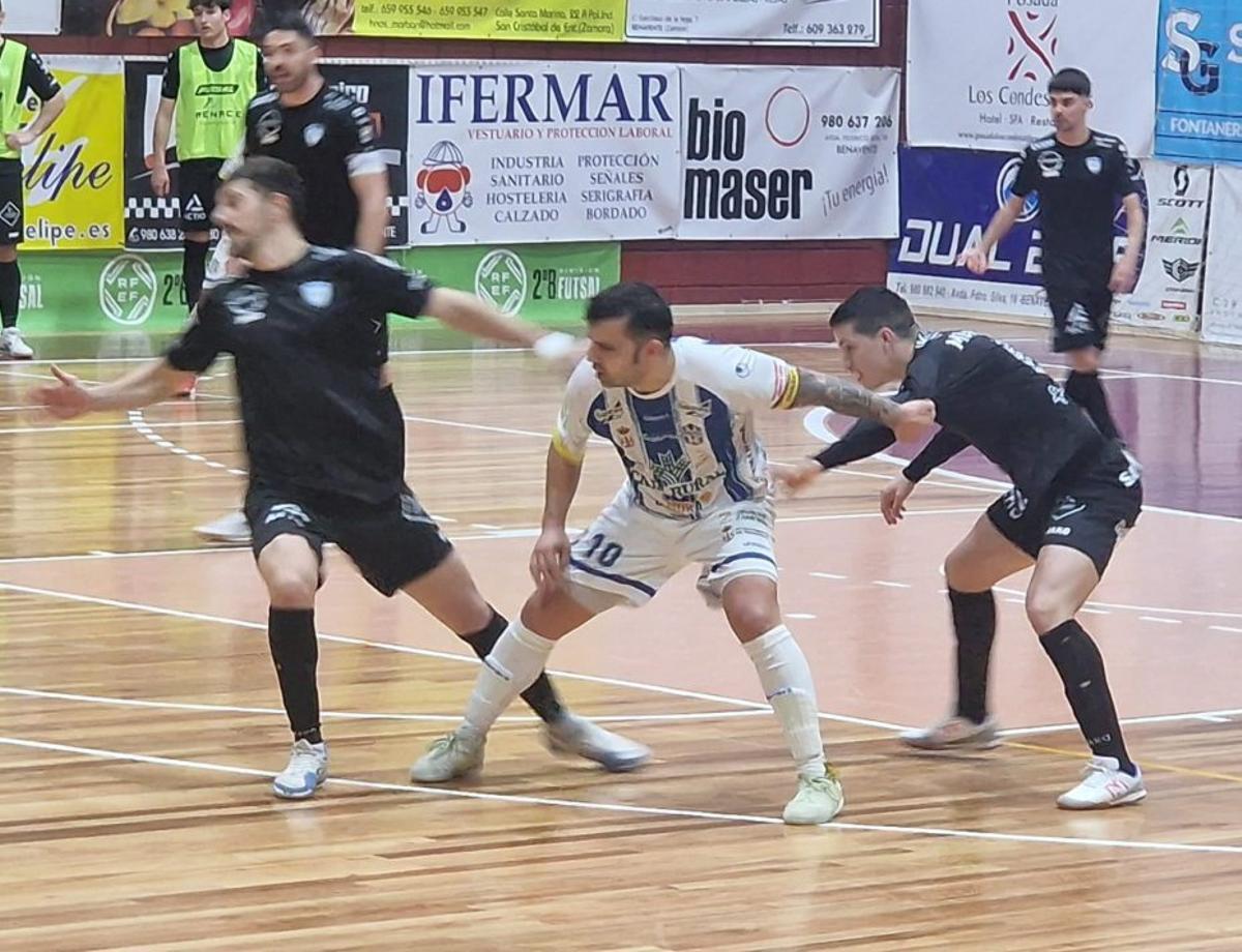 Charlie trata de recibir el cuero entre dos jugadores del FS Salamanca. | F. M.
