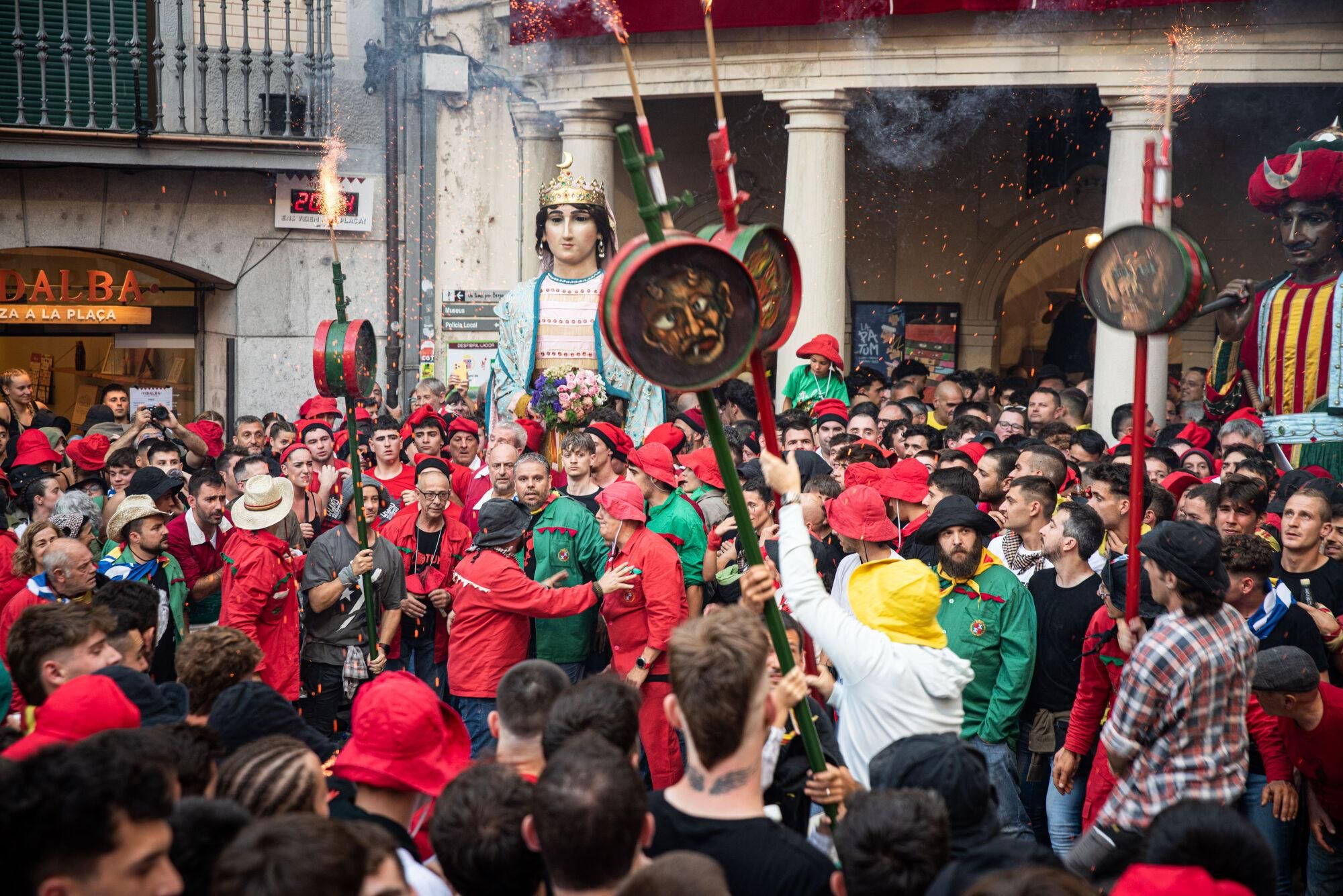 Les millors fotos dels primers salts del passacarrers de la Patum 2025