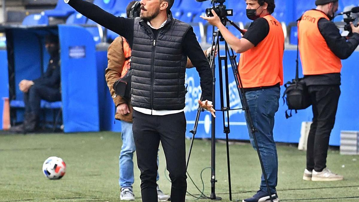 Rubén de la Barrera da indicaciones desde la banda en el partido de ayer. |  // VÍCTOR ECHAVE