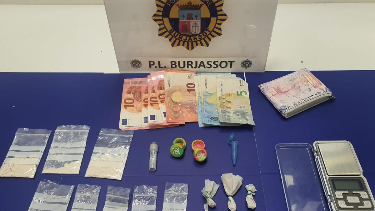 Droga y dinero intervenidos por la Policía Local de Burjassot al taxista detenido.