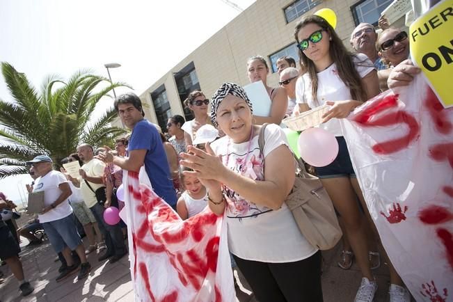 FUERTEVENTURA - Pacientes y vecinos en la concentración frente a las puertas del Hospital General de Fuerteventura Virgen de la Peña - 18-08-16