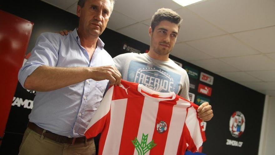 El entrenador del Zamora CF, Balta, junto al nuevo jugador, Juan Antonio del Álamo