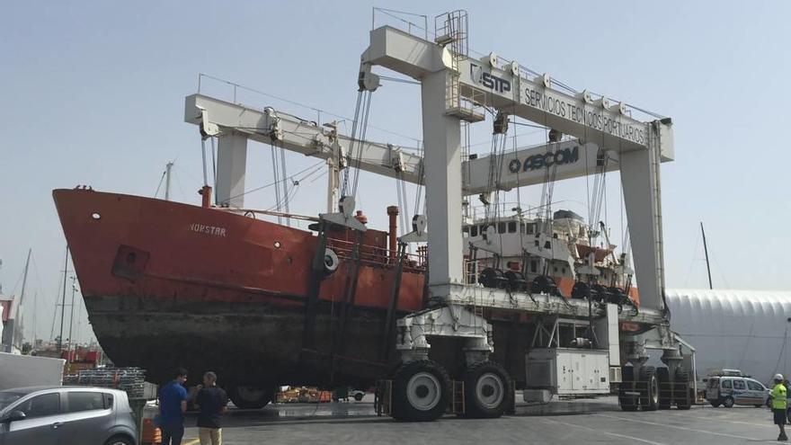 El petrolero Norstar es retirado del mar después de 17 años.