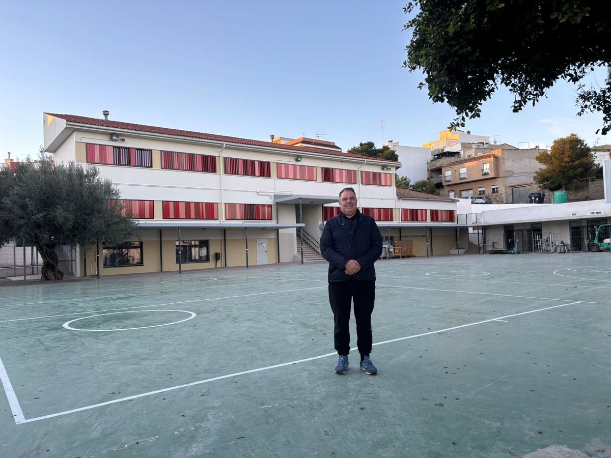 El alcalde, Ximo Llopis, en el renovado patio del colegio de la Llosa.