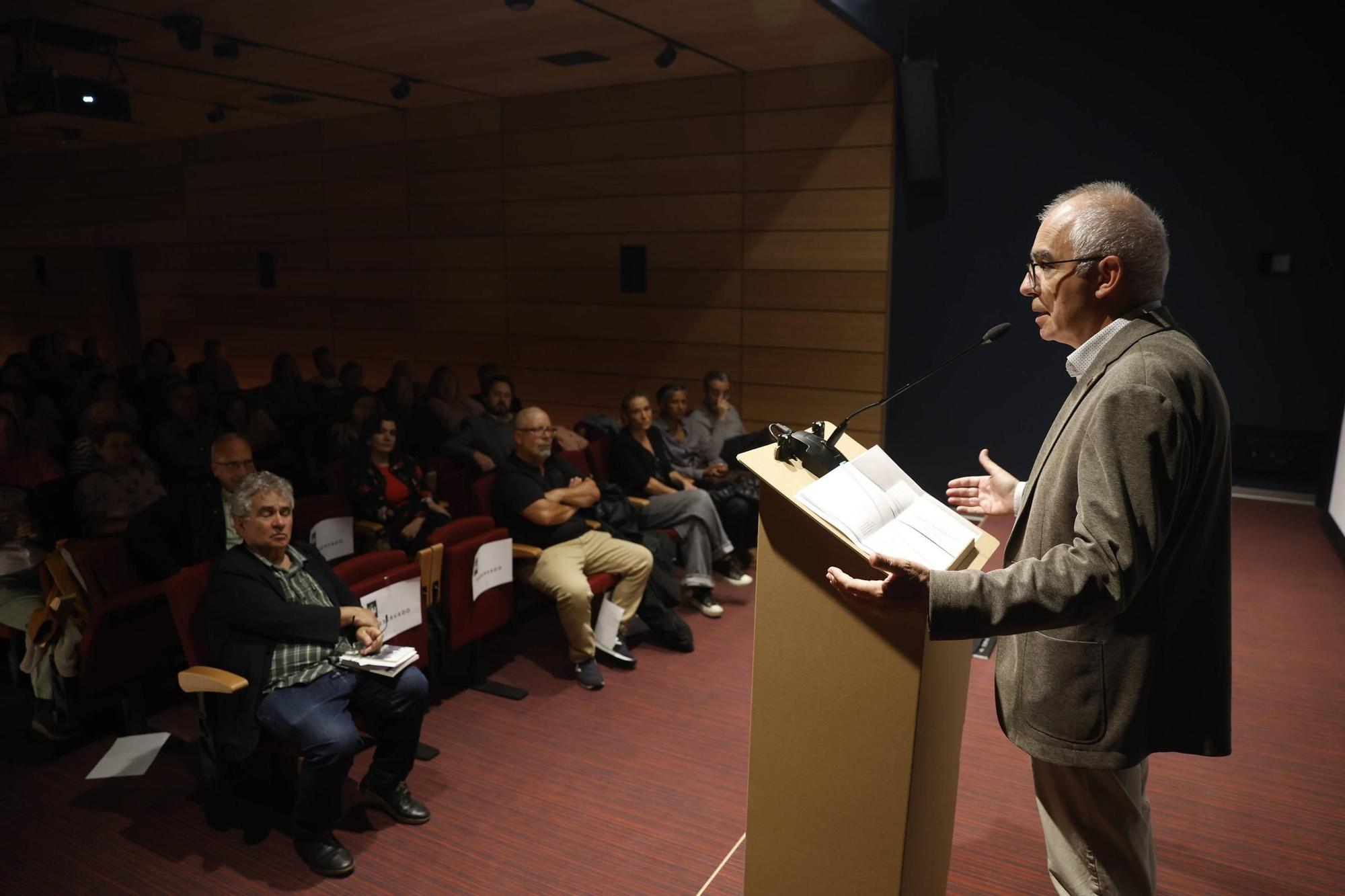 EN IMÁGENES: Así se vivió el homenaje al poeta y escritor asturiano, Xuan Bello, en la Casa de la Cultura de Avilés.