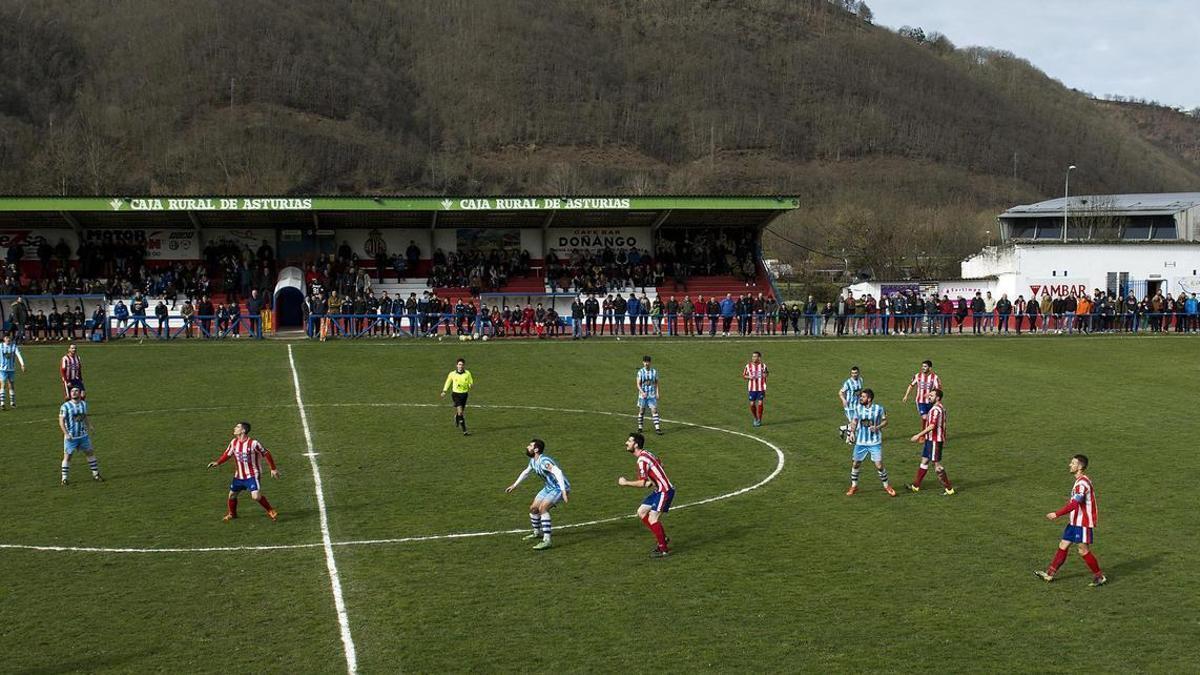 El estadio de Las Tolvas de Pola de Laviana, durante un partido.
