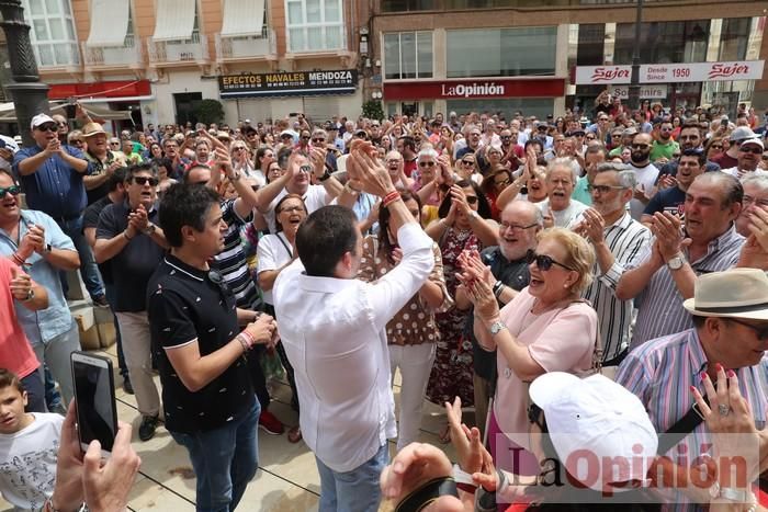 Cientos de personas protestan frente al Ayuntamiento de Cartagena por el pacto entre PP, PSOE y Cs