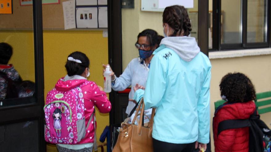 Una mestra distribuint gel hidroalcohòlic a una alumna de l&#039;Escola Andorrana de Sant Julià de Lòria (Andorra)