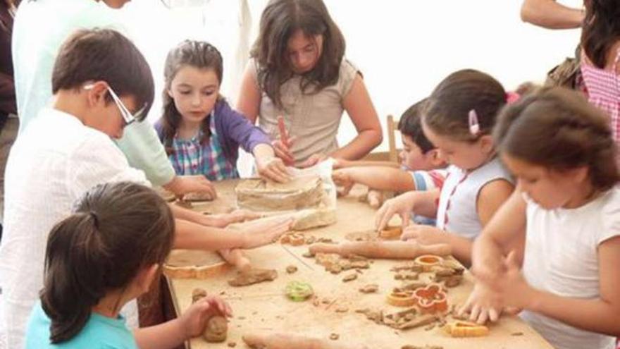 Los niños participan en uno de los talleres de la Mostra das Tradicións Mariñeiras.  // C.A.G. / E. G.