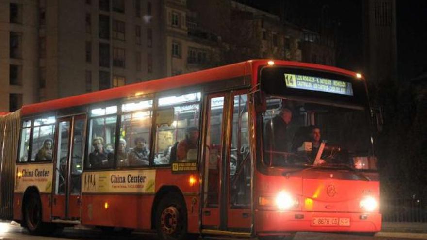 Un autobús articulado de la Compañía de Tranvías circula por las calles de la ciudad. / juan varela