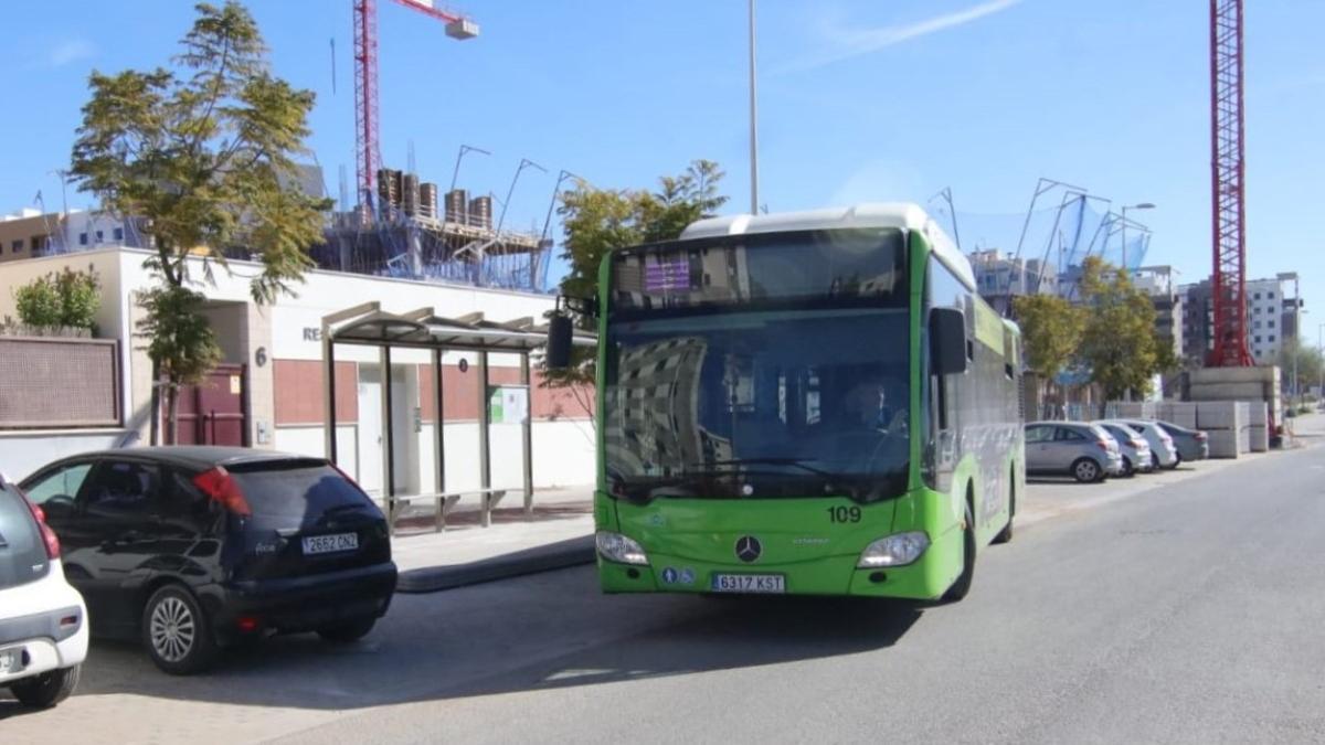 Autobús de Aucorsa circula por la Huerta de Santa Isabel.