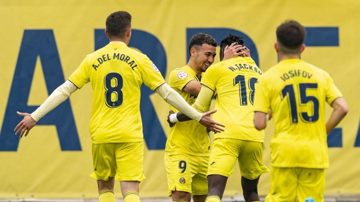 Los jugadores del Villarreal B celebrando un gol ante el Sanluqueño.