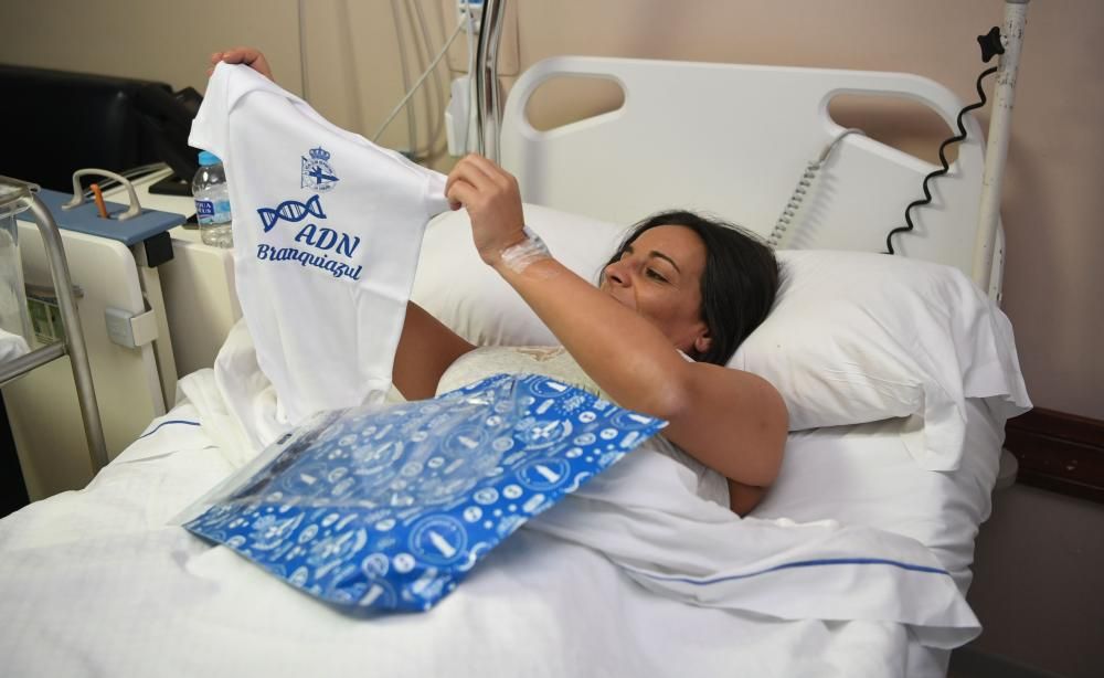 Dos futbolistas del primer equipo -David Simón y Eneko Bóveda-, junto a tres jugadoras del Deportivo Abanca -Cris, Laura y Miriam- visitam a los niños hospitalizados.