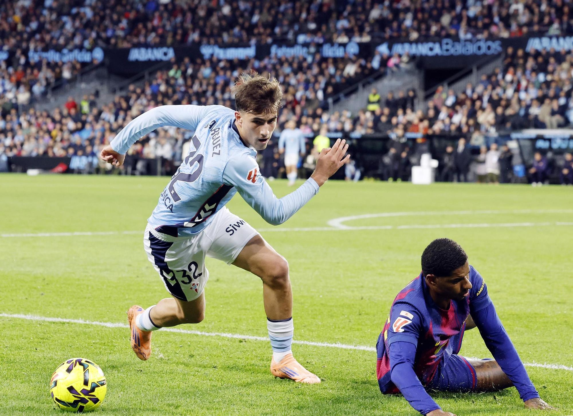 Javi Rodríguez del Celta, con Rashford del Barcelona, en el estadio de Balaídos