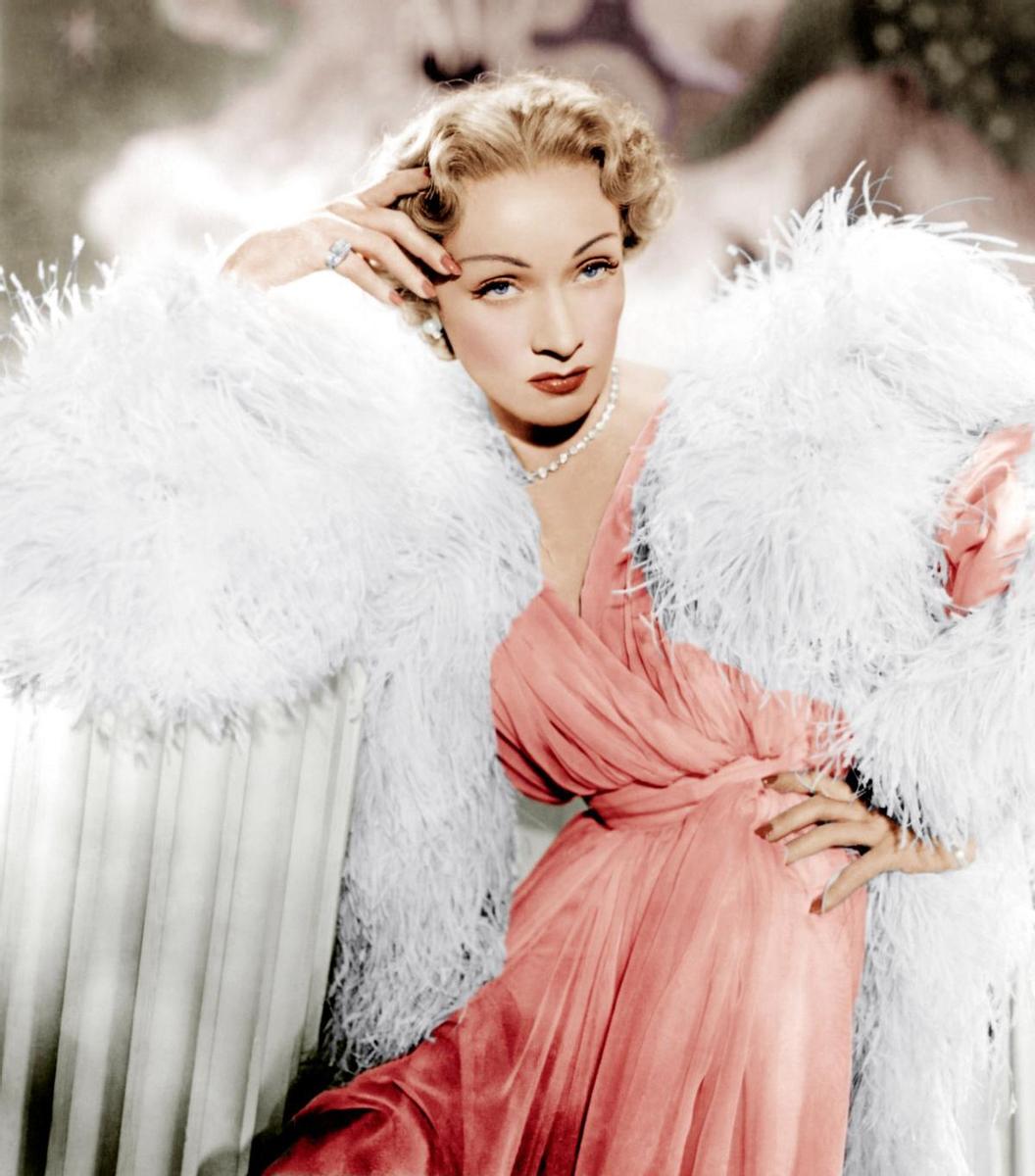 Marlene Dietrich, de Christian Dior en la película 'Pánico en la escena' con look en 1950