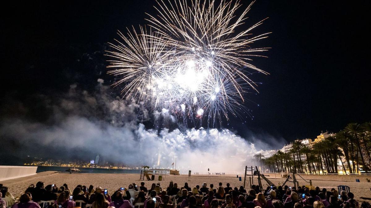 Una imagen del espectacular castillo de fuegos lanzado por Pirotecnia Valenciana como fin de fiesta.  | DAVID REVENGA