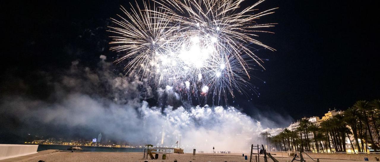 Un espectacular castillo de fuegos artificiales pone el broche final a las Fiestas de Benidorm