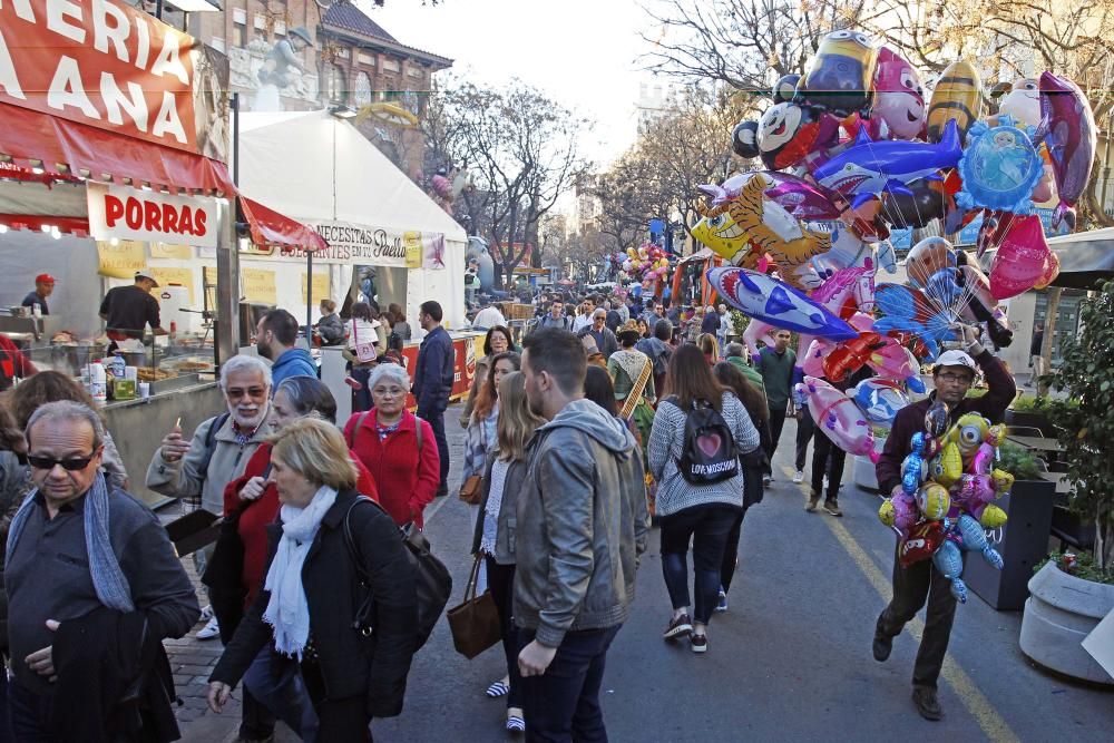 Ambiente fallero en las calles de València