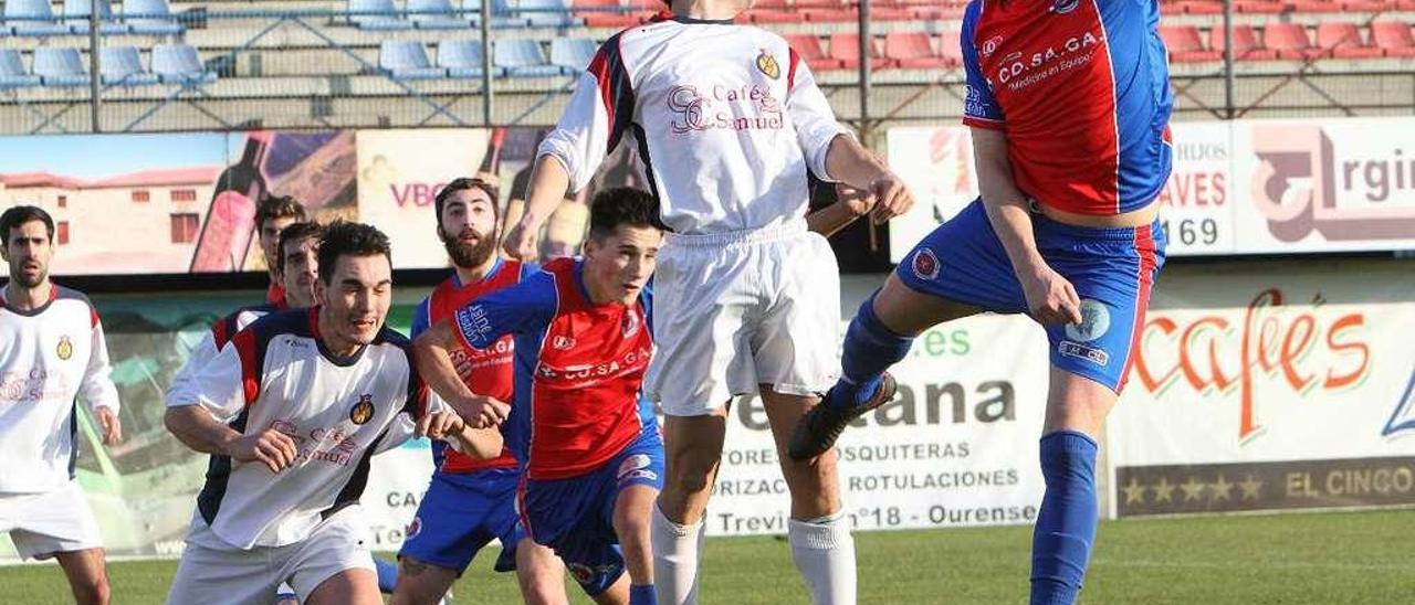 El unionista Pousa, entre Hugo y Aitor, se dispone a cabecear un balón colgado. // Iñaki Osorio