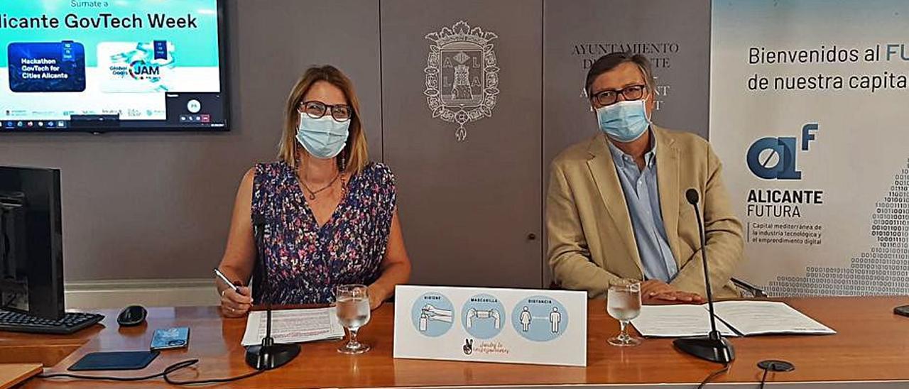 La edil De España y el director general de Aguas de Alicante.  | INFORMACIÓN