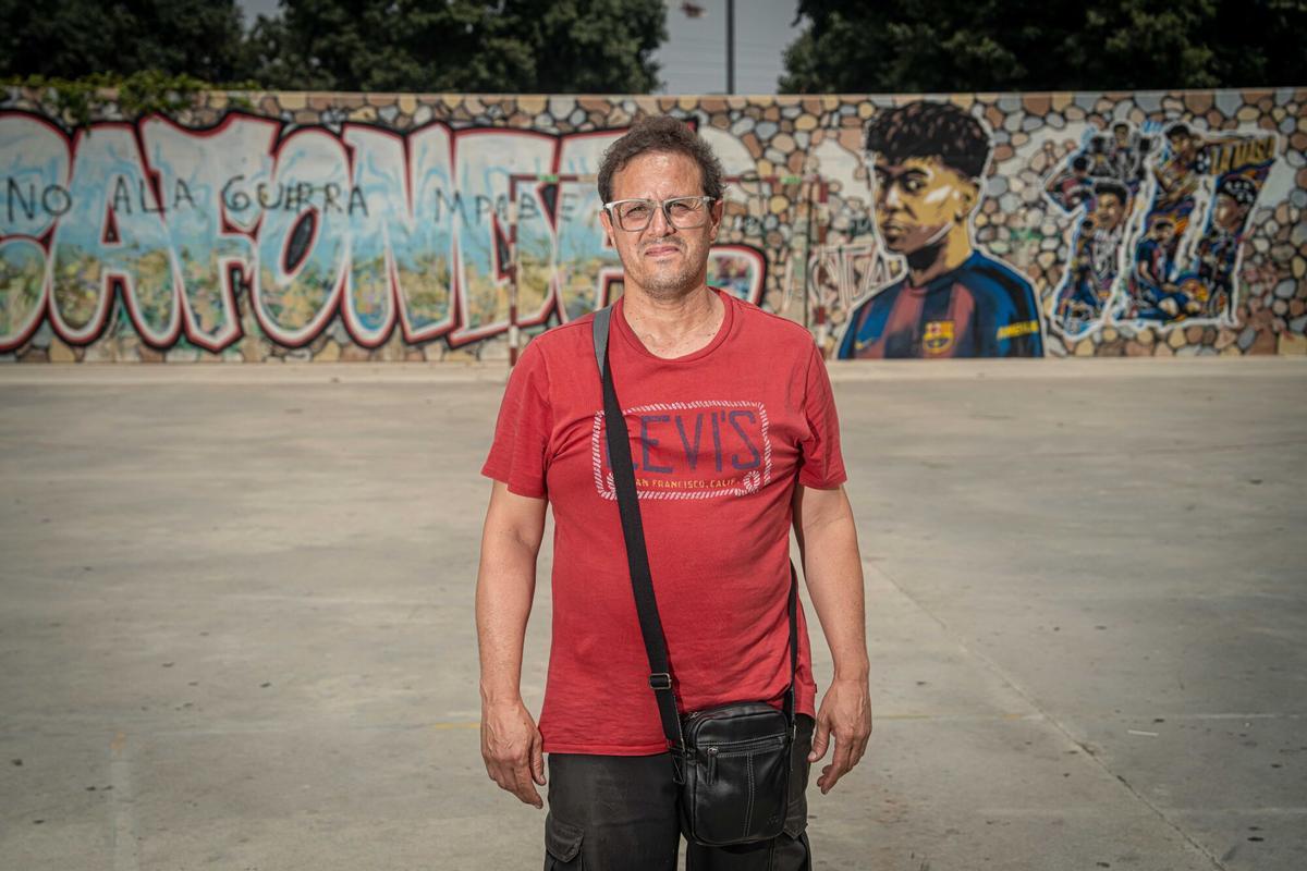 Paco Duro, vecino de Rocafonda, posa junto al grafiti dedicado a Lamine Yamal.