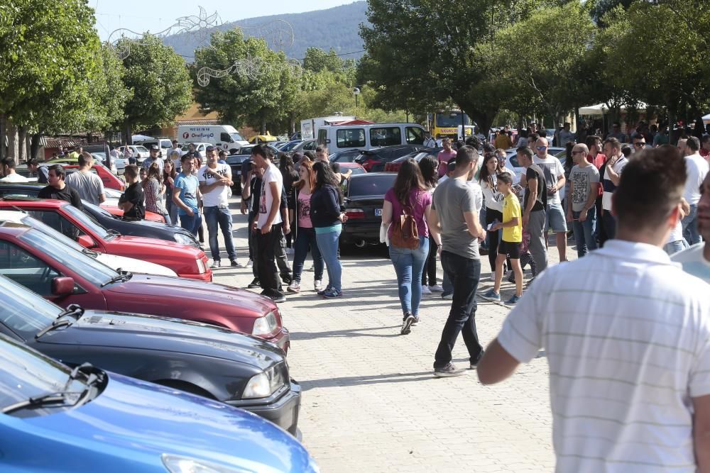 Múscia a todo volumen y coches de diseño en la playa redondelana