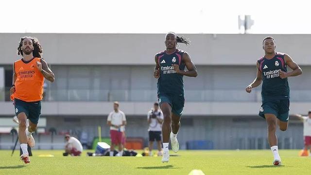 Cucurella i Diomande, el fitxatge més car de la història del Reial Madrid, s’exerciten al costat de Kylian Mbappé a Valdebebas. | REIAL MADRID