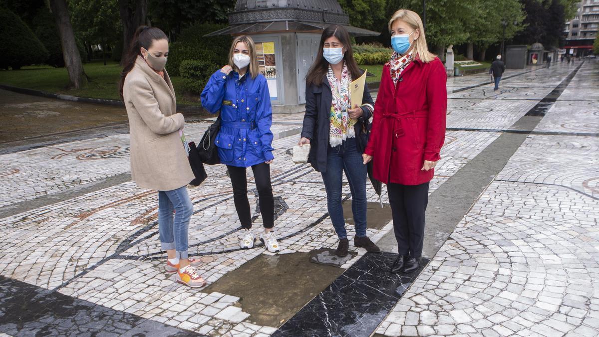 Nuria Abad, coordinadora del Grupo Municipal de Vox; Ana Moral, secretaria del Grupo Parlamentario; Sofía Fernández-Peña, coordinadora de Vox Oviedo y Cristina Coto en el Paseo de los Álamos