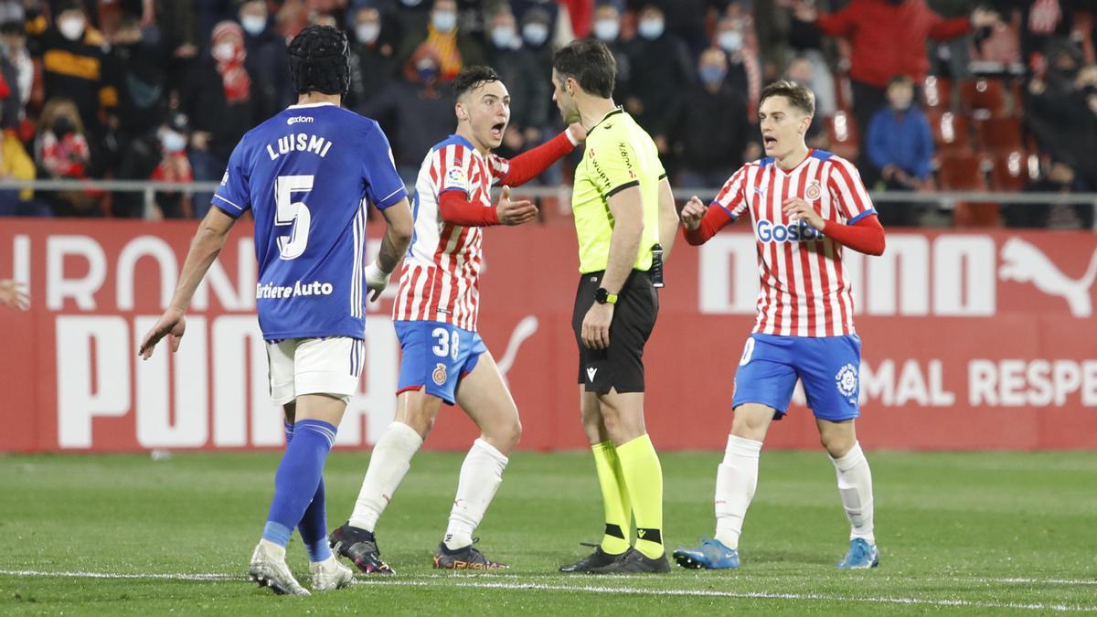 Arnau es queixa a González Esteban per un penal no assenyalat en l&#039;afegit en el partit contra l&#039;Oviedo