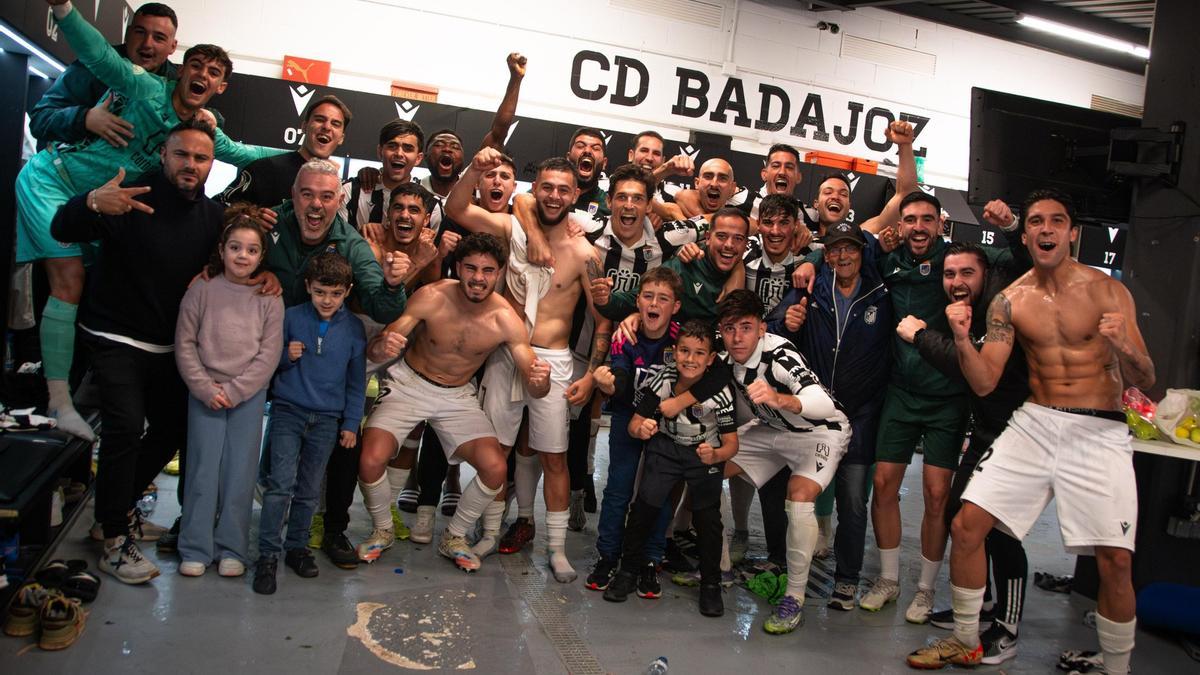 El Badajoz celebra la victoria en casa contra el líder Jaraíz.