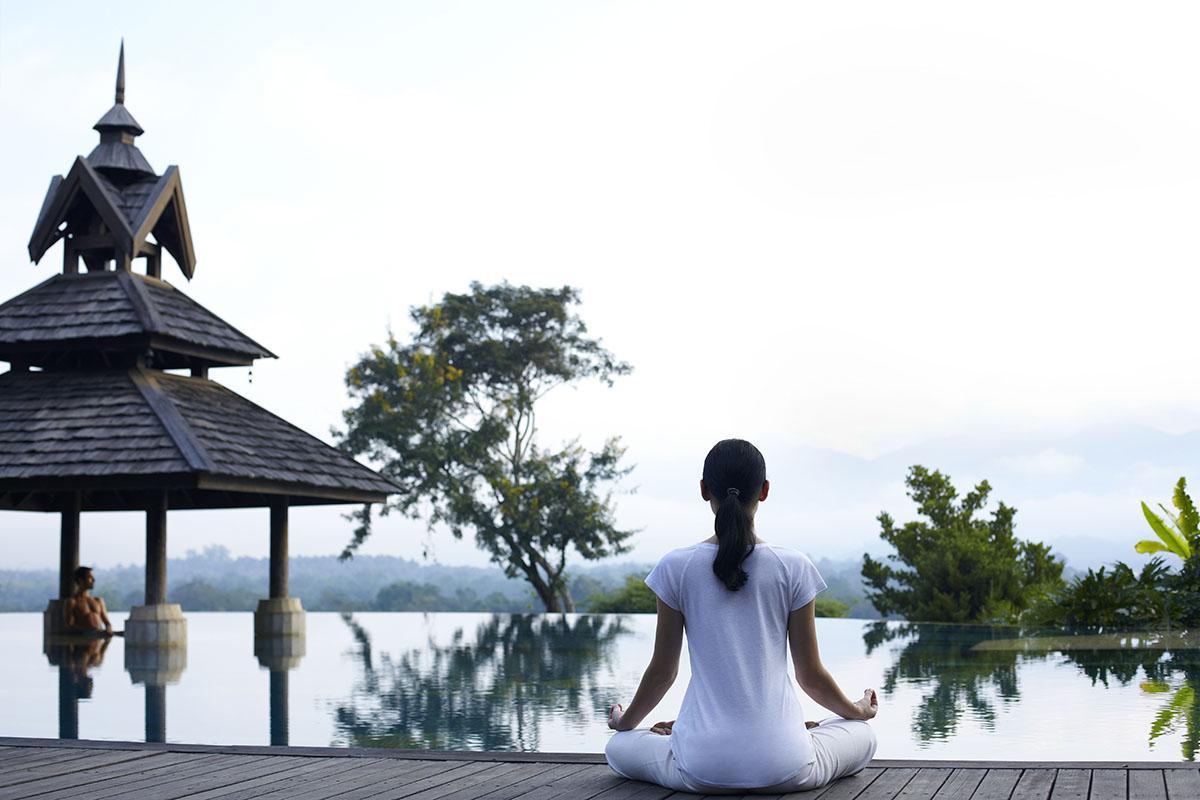 Yoga junto a la piscina