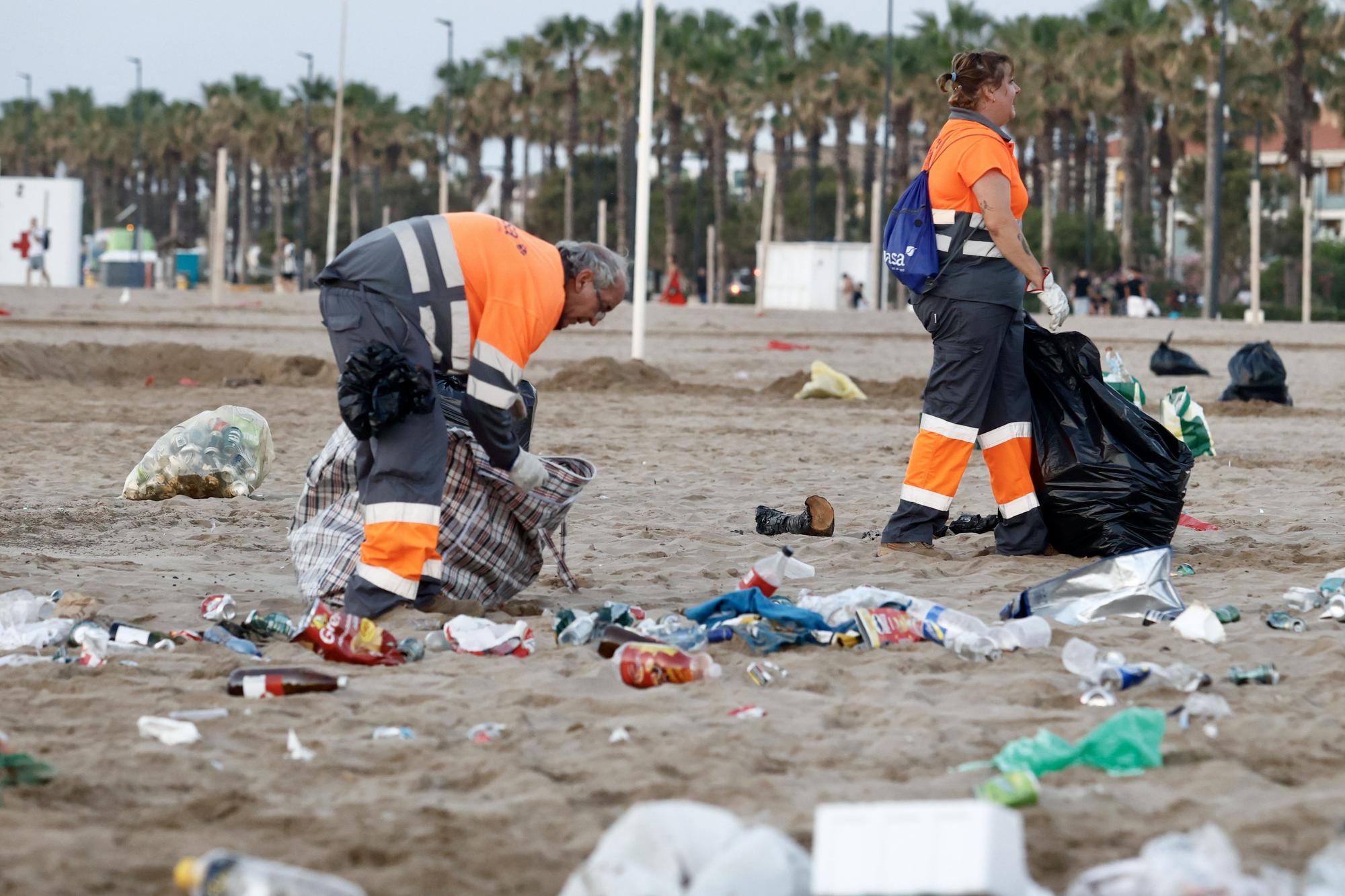 Así fue el desalojo y la limpieza tras la noche de San Juan