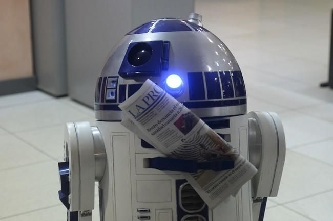 Ricardo Frazer y su R2D2 visitan La Provincia