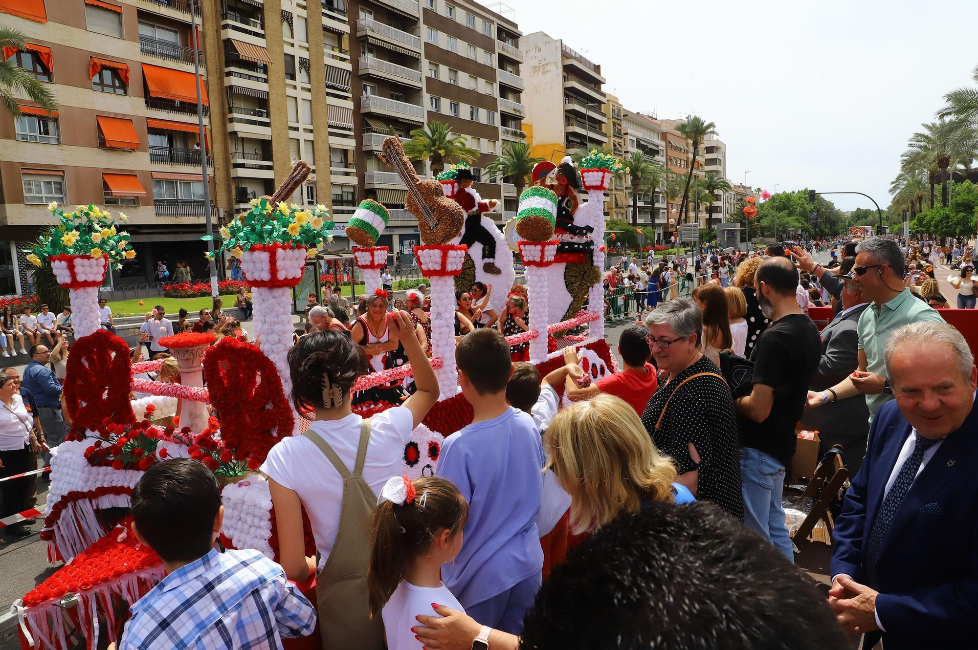 La Batalla de las Flores abre el Mayo festivo en Córdoba con 90.000 claveles