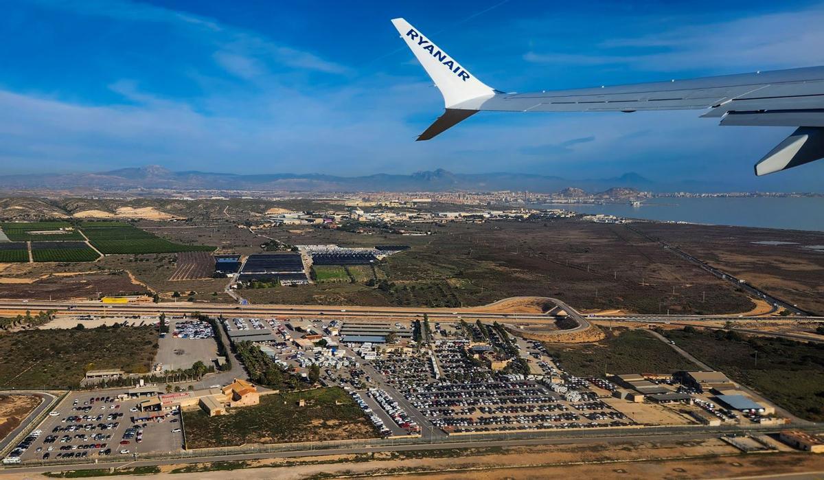 Un avión sobrevuela el aeropuerto Alicante-Elche.