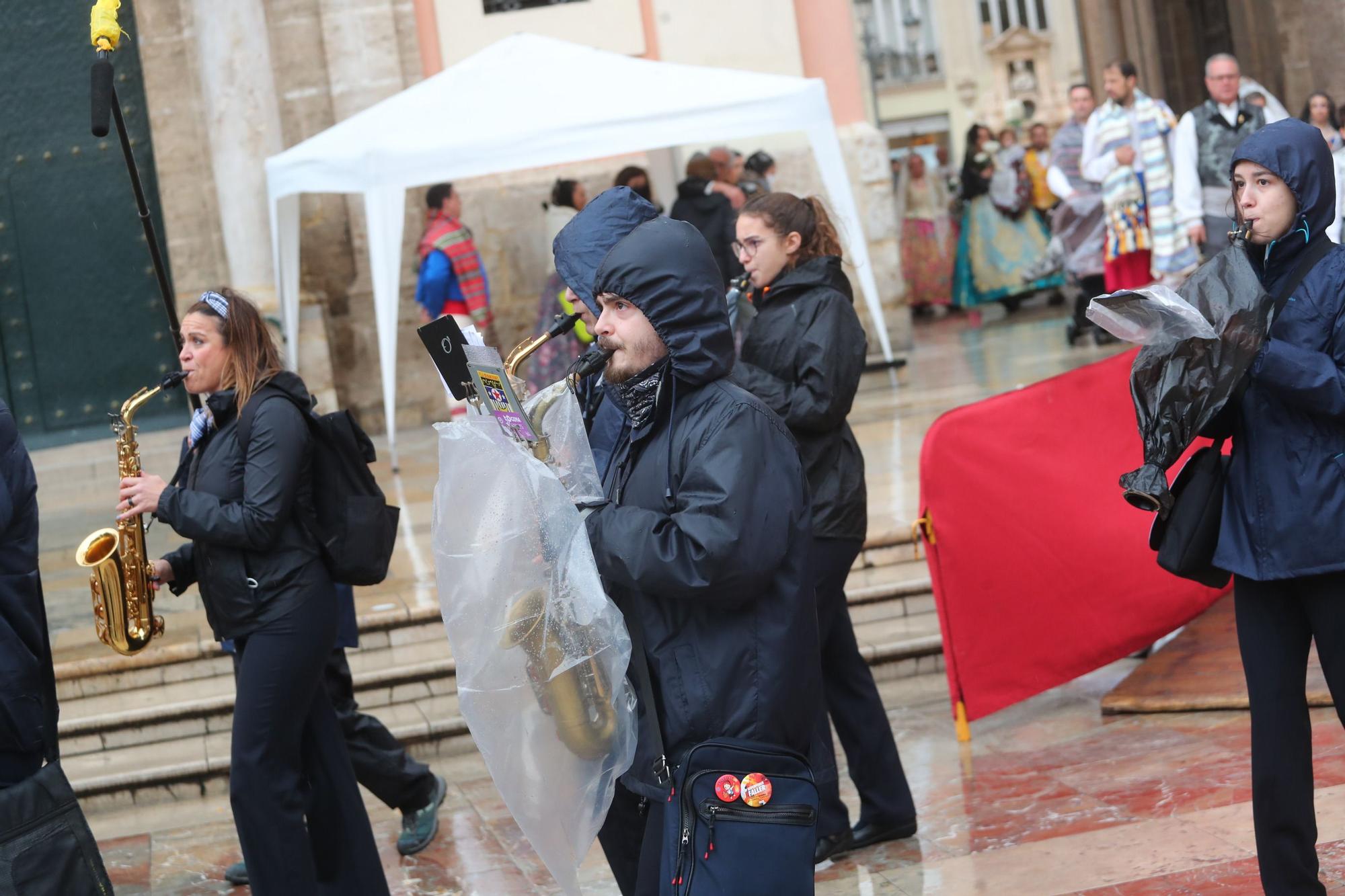 Búscate en el primer día de ofrenda por la calle de la Paz (entre las 15:30 a las 17:00 horas)