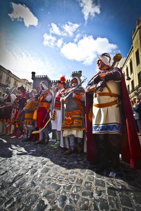 Los representantes de las 28 filaes recorren el centro de la ciudad para anunciar la llegada de los Moros y Cristianos ante miles de personas