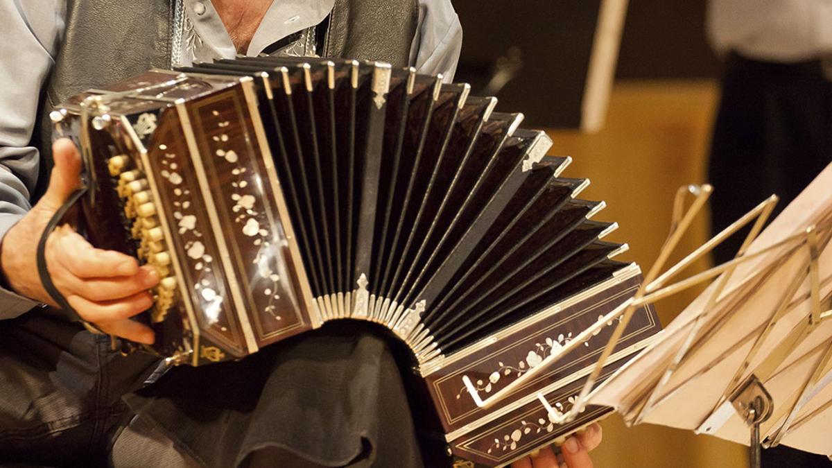 Un bandoneón, el alma y la voz del tango