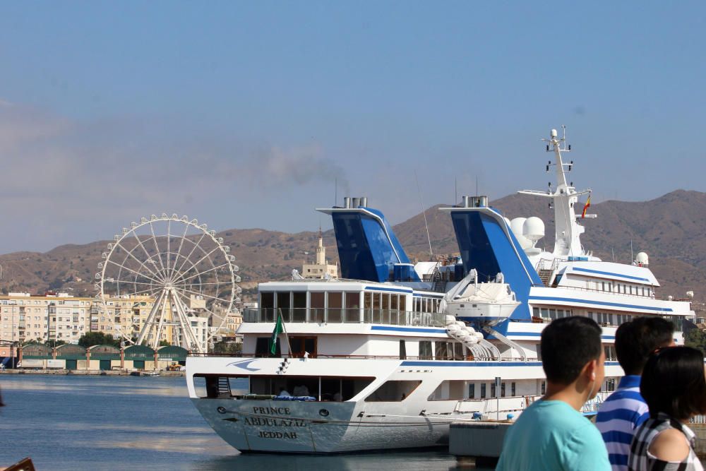 El 'Prince Abdulaziz' atraca en el Puerto de Málaga.