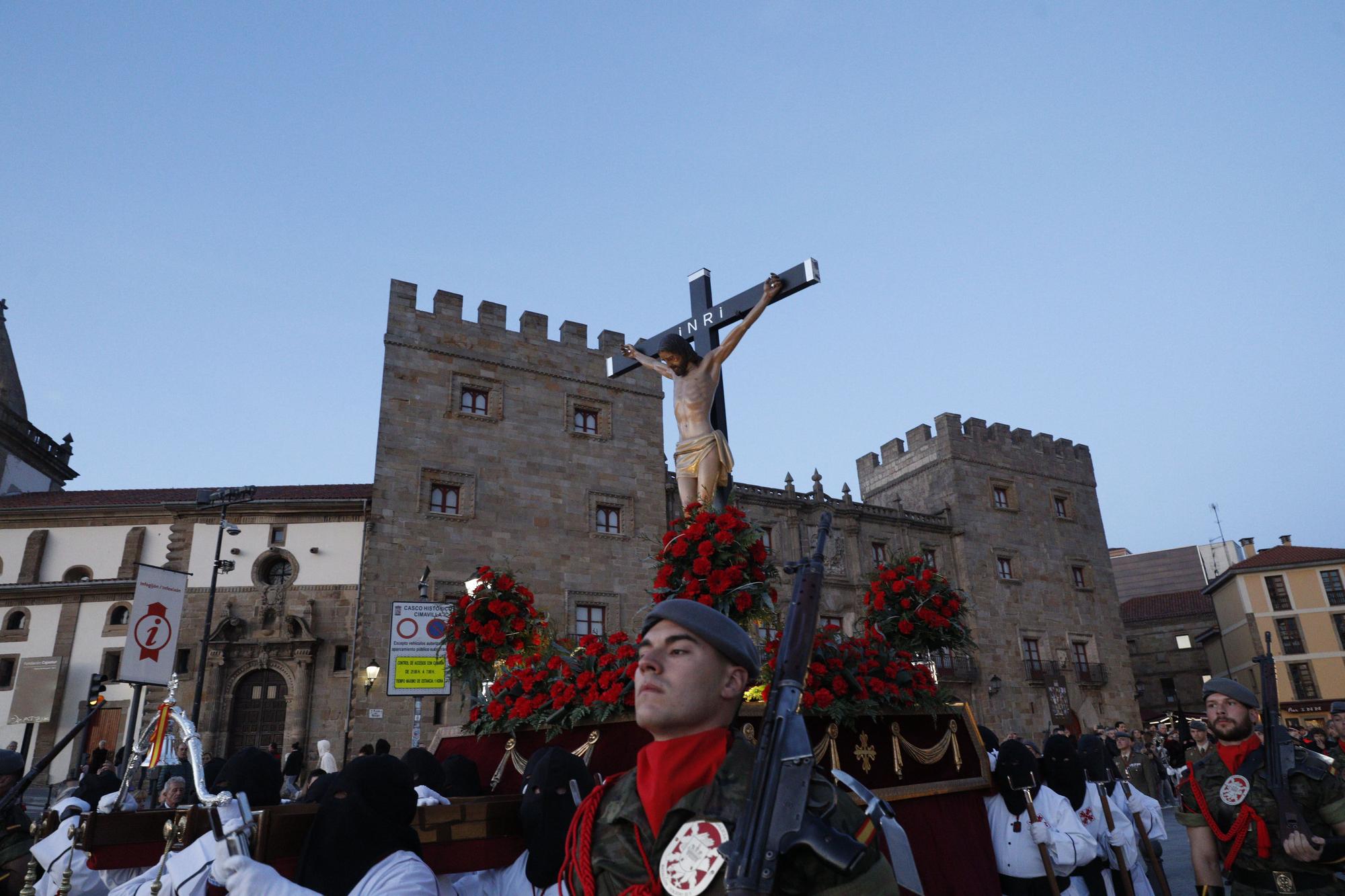 En imágenes: Así fue la multitudinaria procesión del Jueves Santo en Gijón