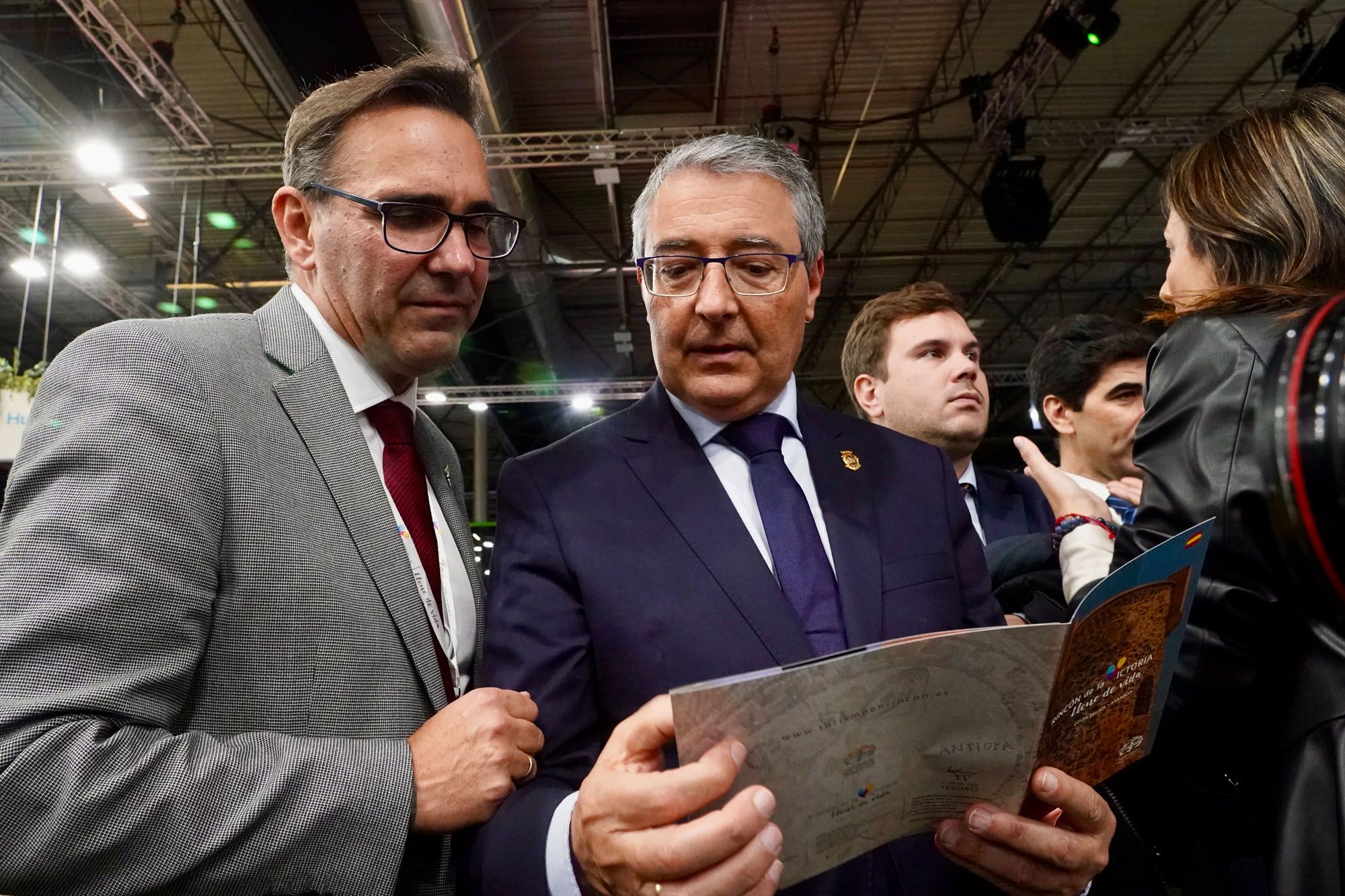 Juanma Moreno, en la jornada inaugural del stand de Andalucía en Fitur 2024.