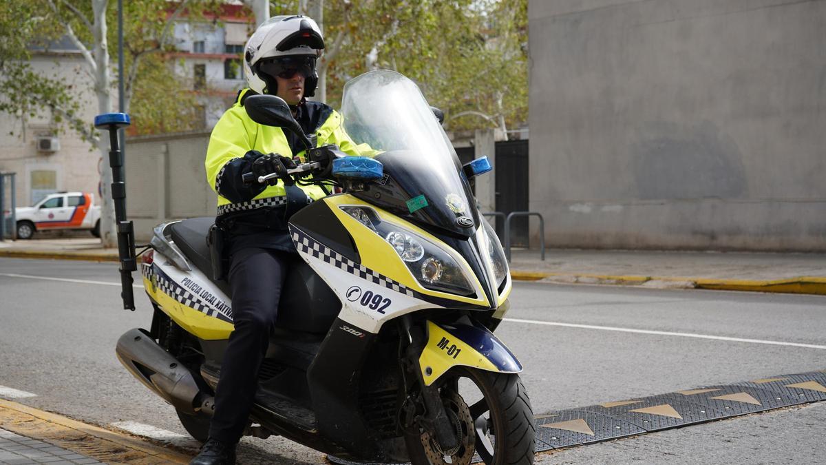 Un agente de la Policía Local de Xàtiva en moto.