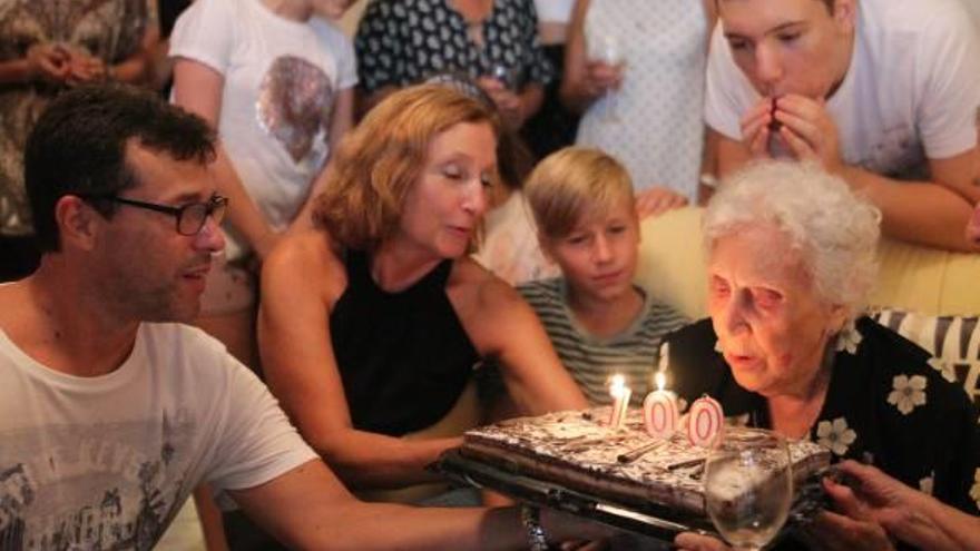 Sueca homenajea a otra centenaria