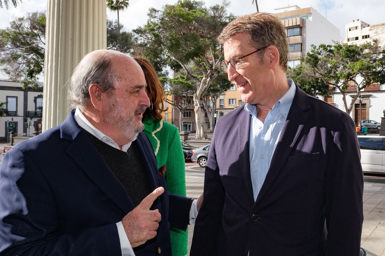 Feijóo, Manuel Domínguez y Jimena Delgado visitan el Gabinete Literario de Las Palmas de GC