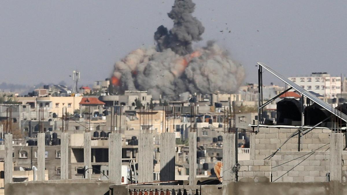 Explosión tras un bombardeo israelí en Rafah, este lunes.