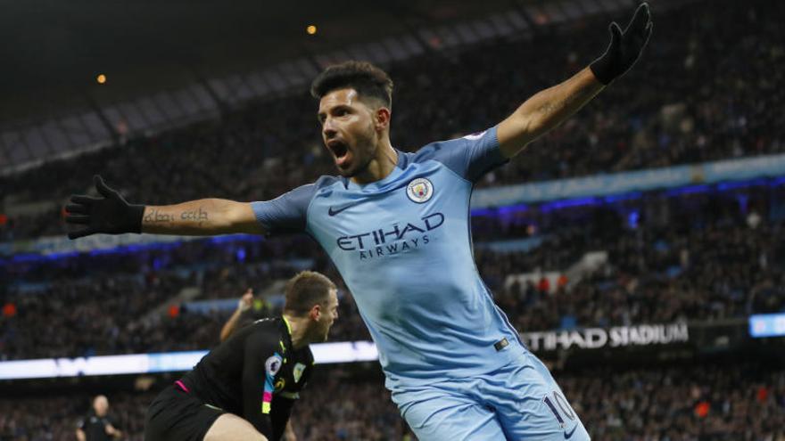 Agüero anota el segundo gol del City.