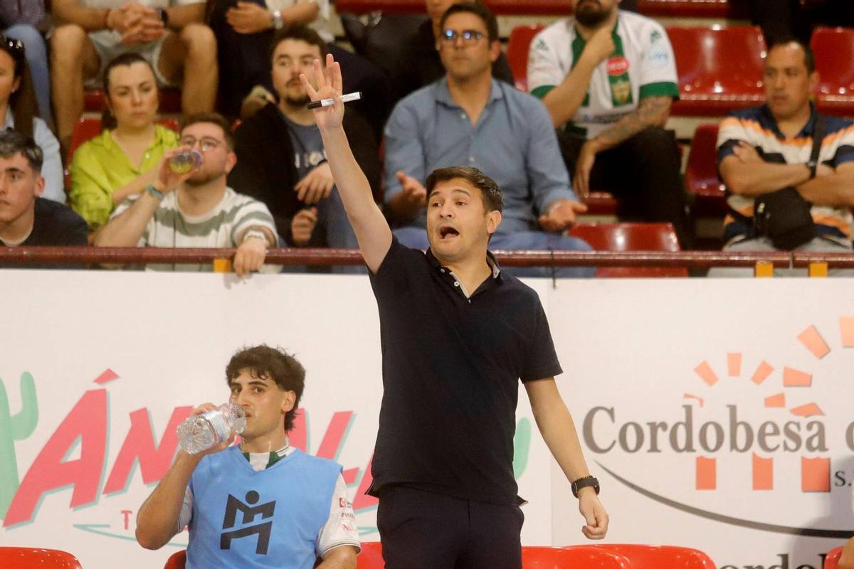 Santoro da instrucciones en un encuentro.